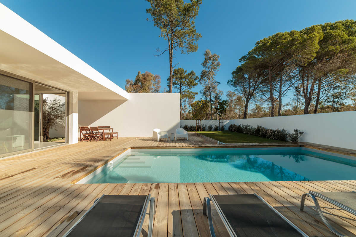 Piscine moderne dans une maison tendance