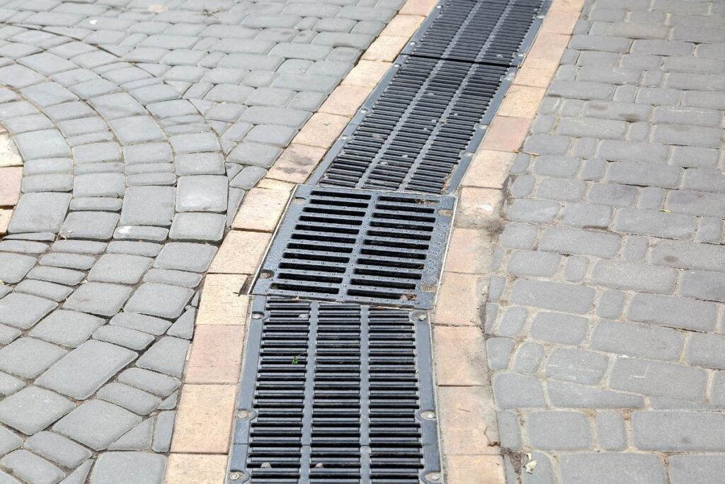 Pose de caniveau sans pente