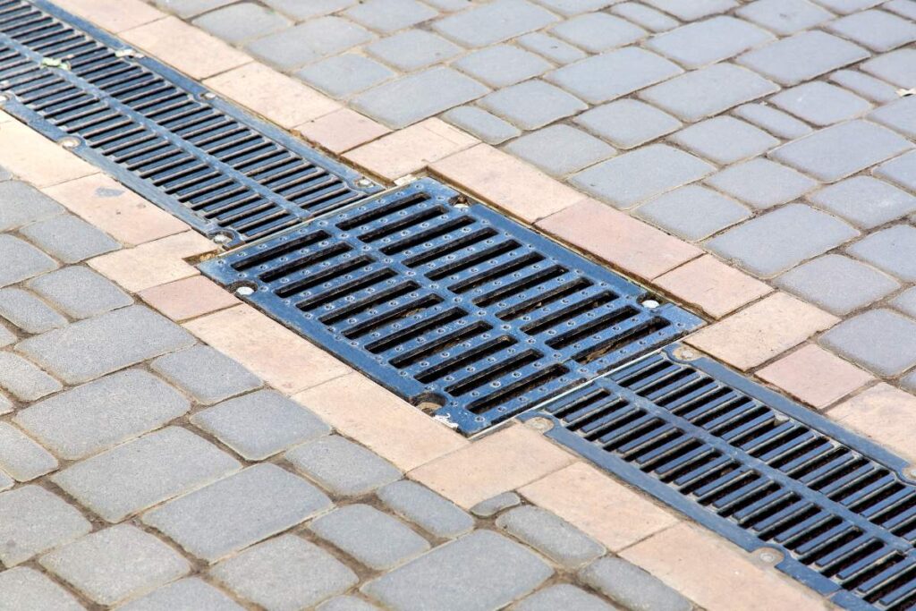 Un système de drainage installé dans la cour