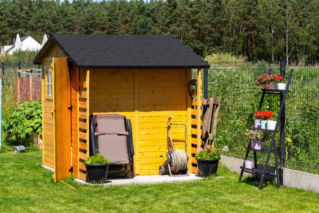 Un abri de jardin rénové et peint en jaune