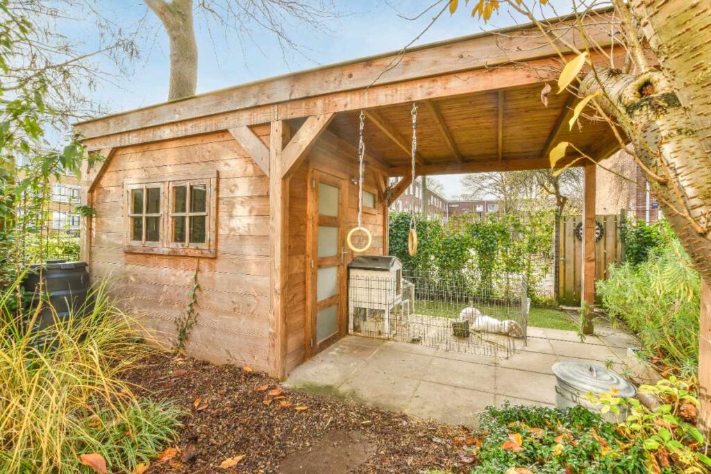 Un abri de jardin en bois