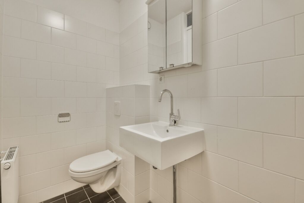 Intérieur moderne d'une toilette avec un lave-main
