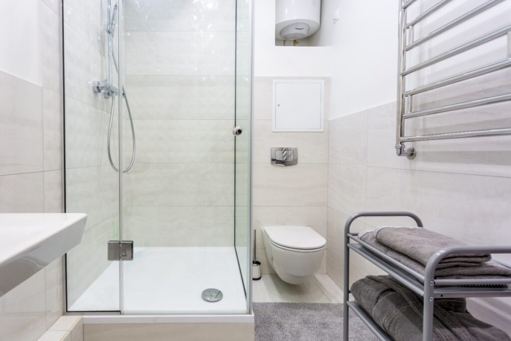 Intérieur d'une salle de bain moderne