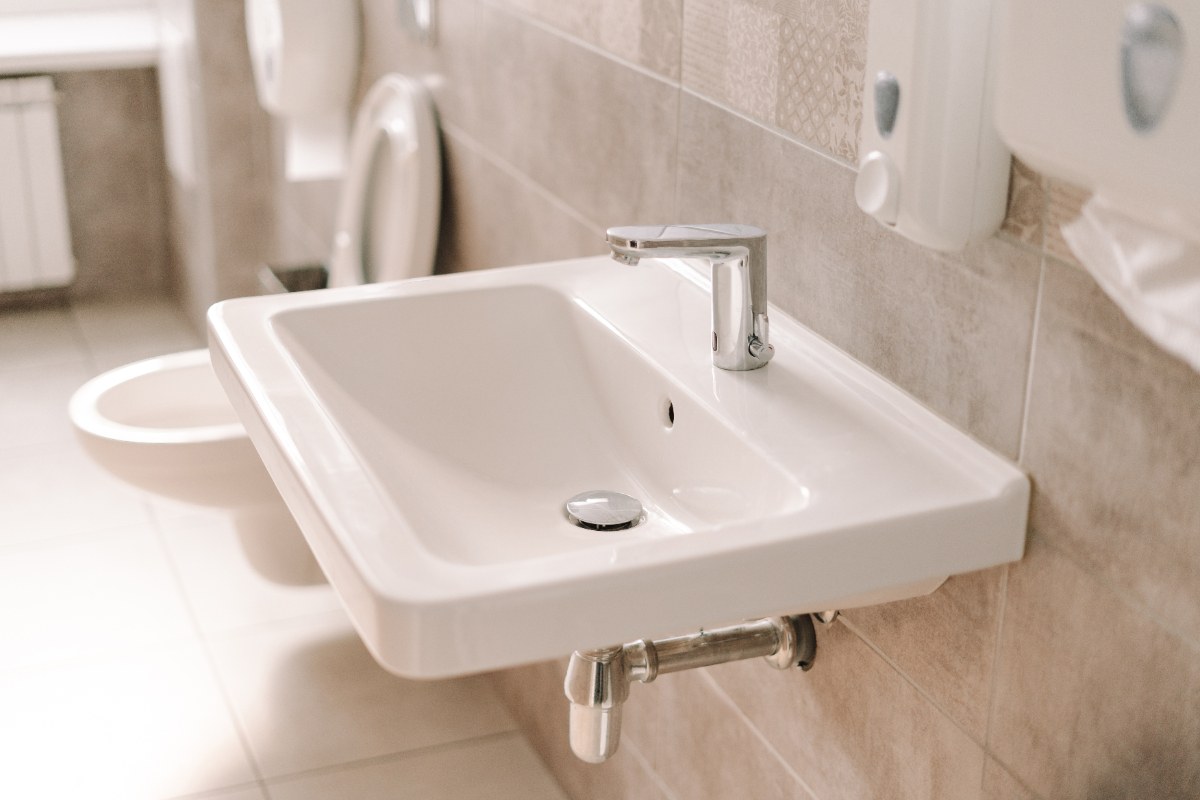 Un lave-main installé dans le WC