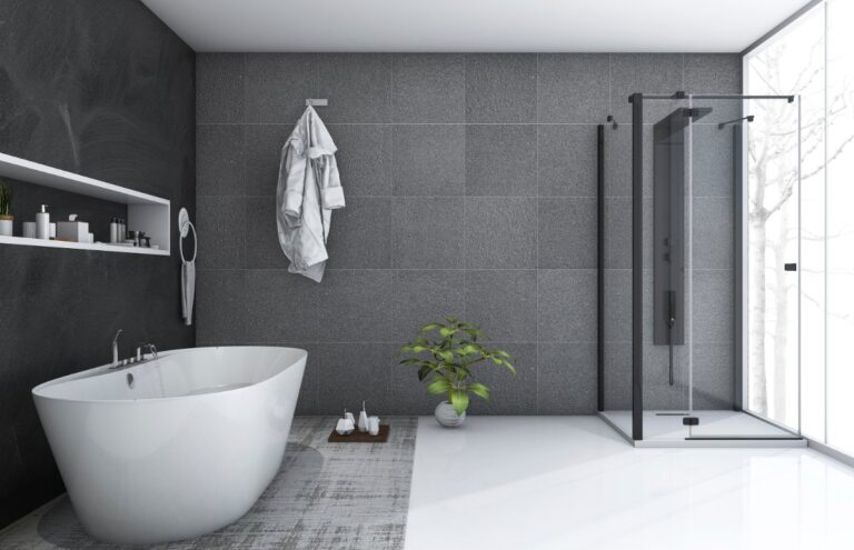 Une salle de bain spacieuse avec un baignoire installé