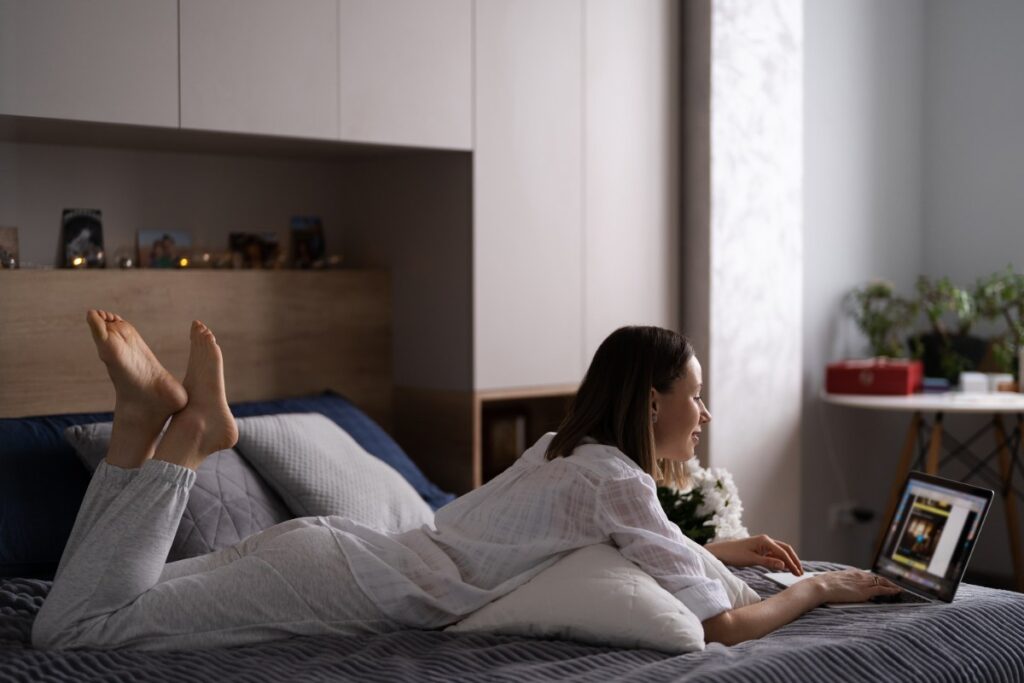 Une femme allongée sur un lit escamotable