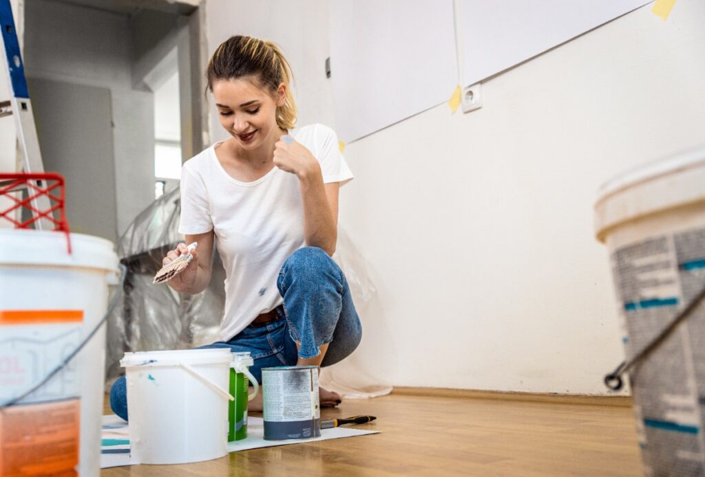 Une femme qui tient un pinceau de peinture