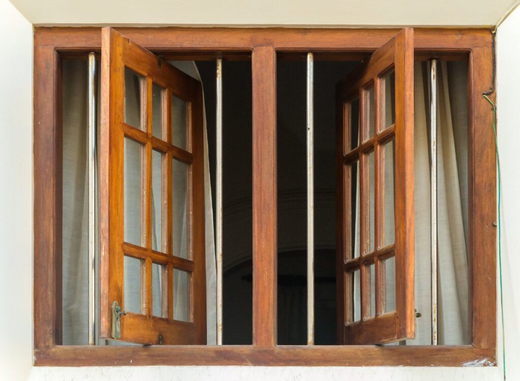Une fenêtre en bois ouverte