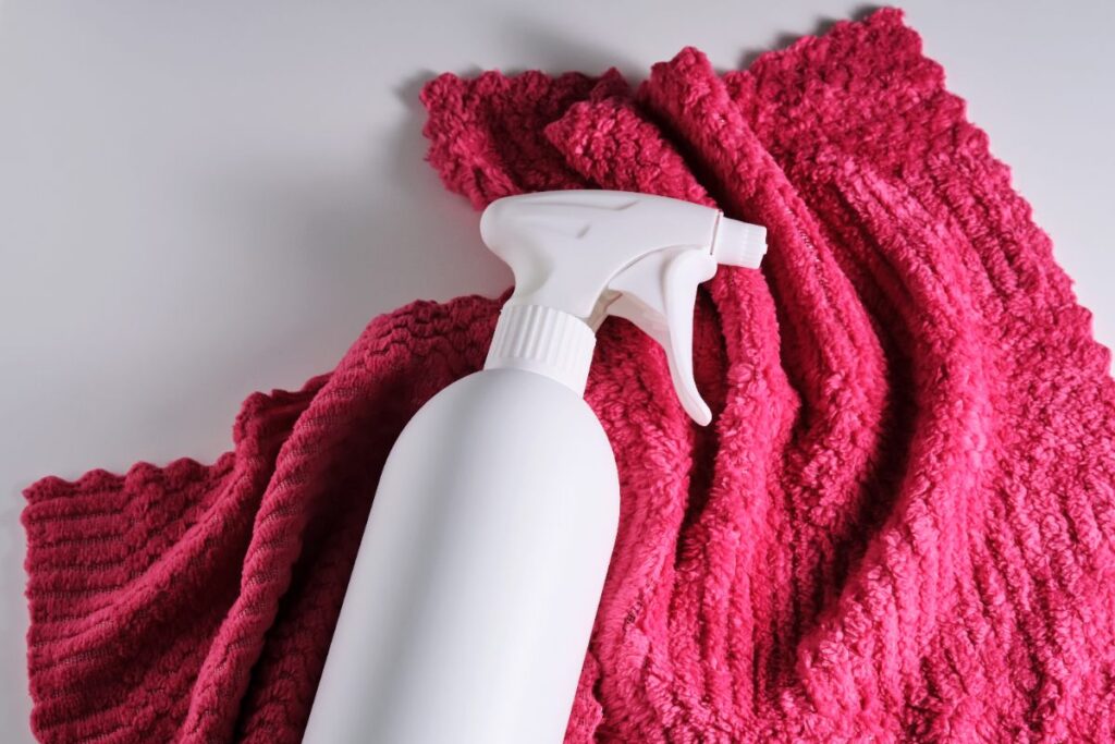 Un flacon de nettoyage et un chiffon microfibre
