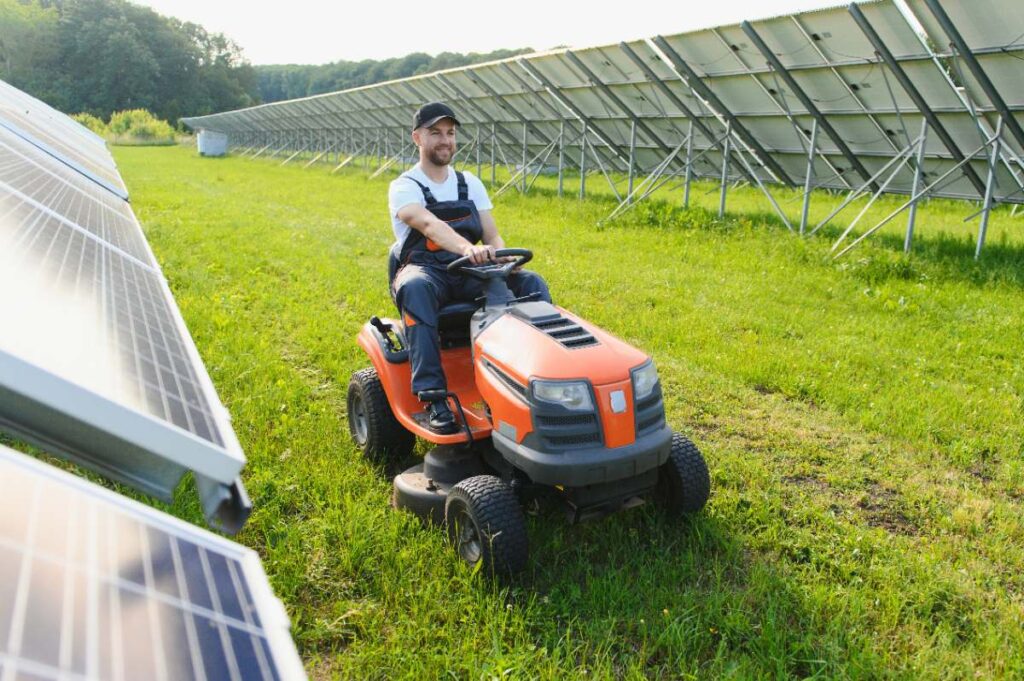Un homme qui tond de l'herbe avec un kubota