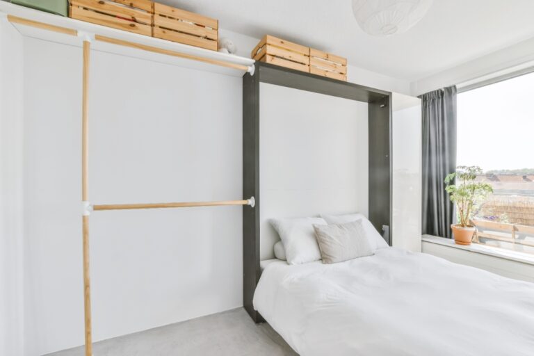 Un lit escamotable installé près d'une fenêtre