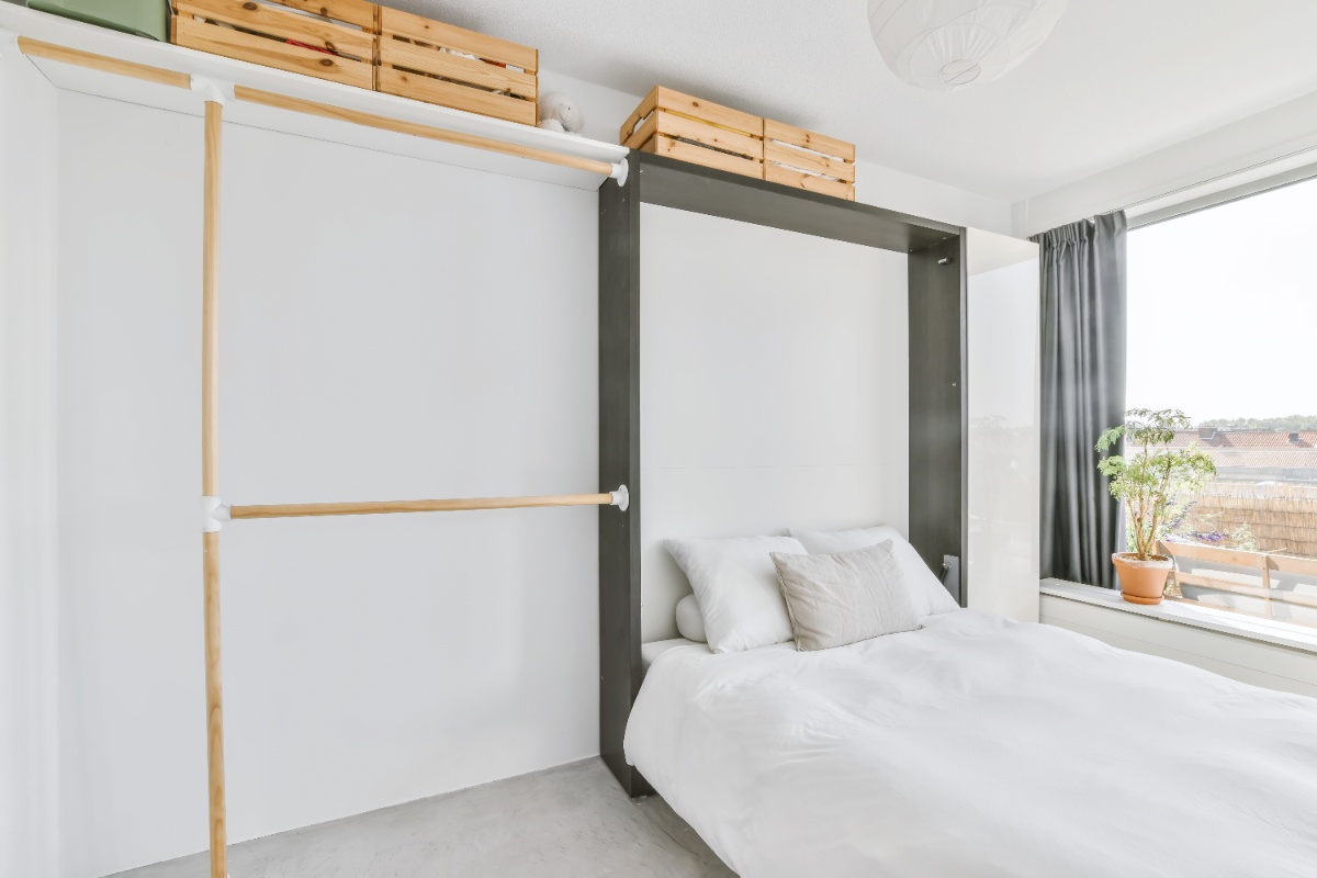 Un lit escamotable installé près d'une fenêtre
