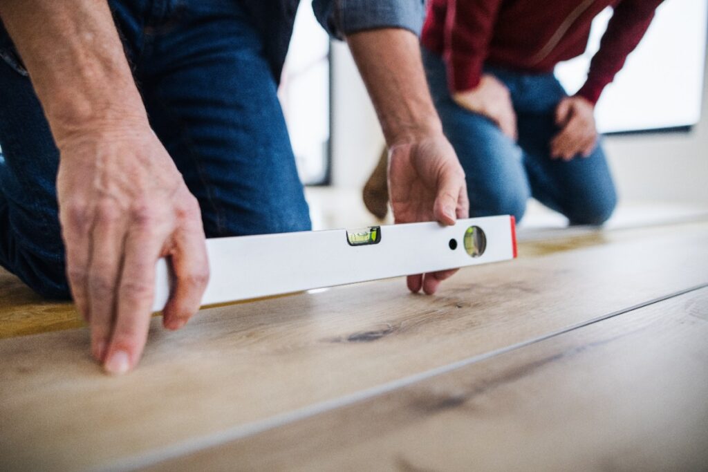 Des ouvriers qui installent du nouveau plancher