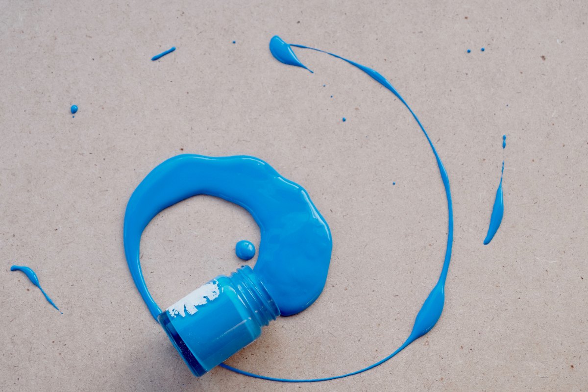 Une peinture bleu versée sur le sol