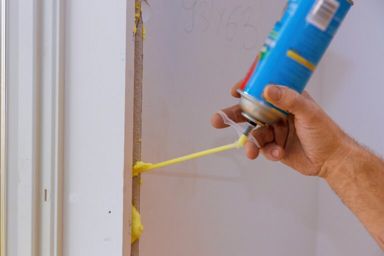 Une personne qui applique une bombe sur la porte