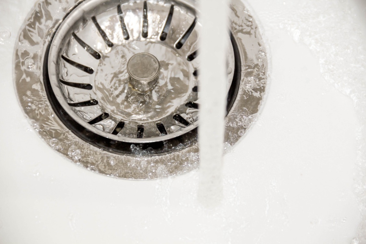 Du white spirit versé dans un lavabo