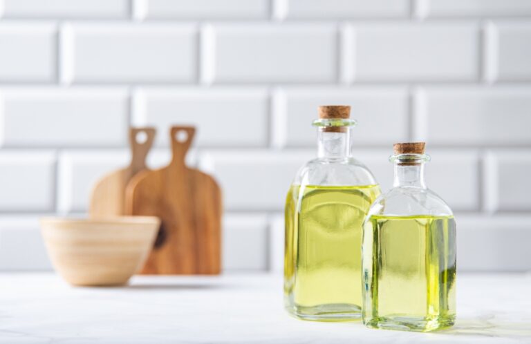 Deux bouteilles d'huiles de lin sur le comptoir