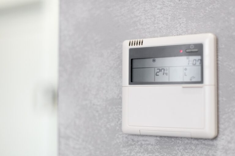 Un thermostat numérique mural
