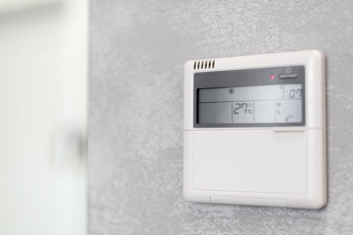 Un thermostat numérique mural