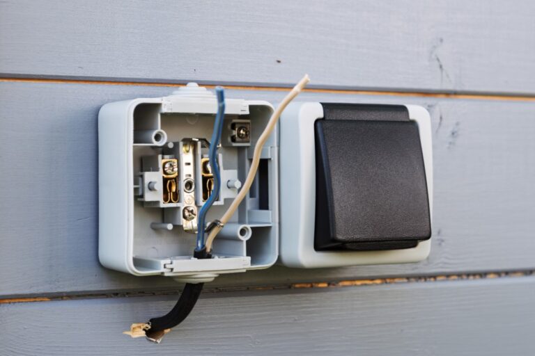 Une boîte de prise électrique ouverte