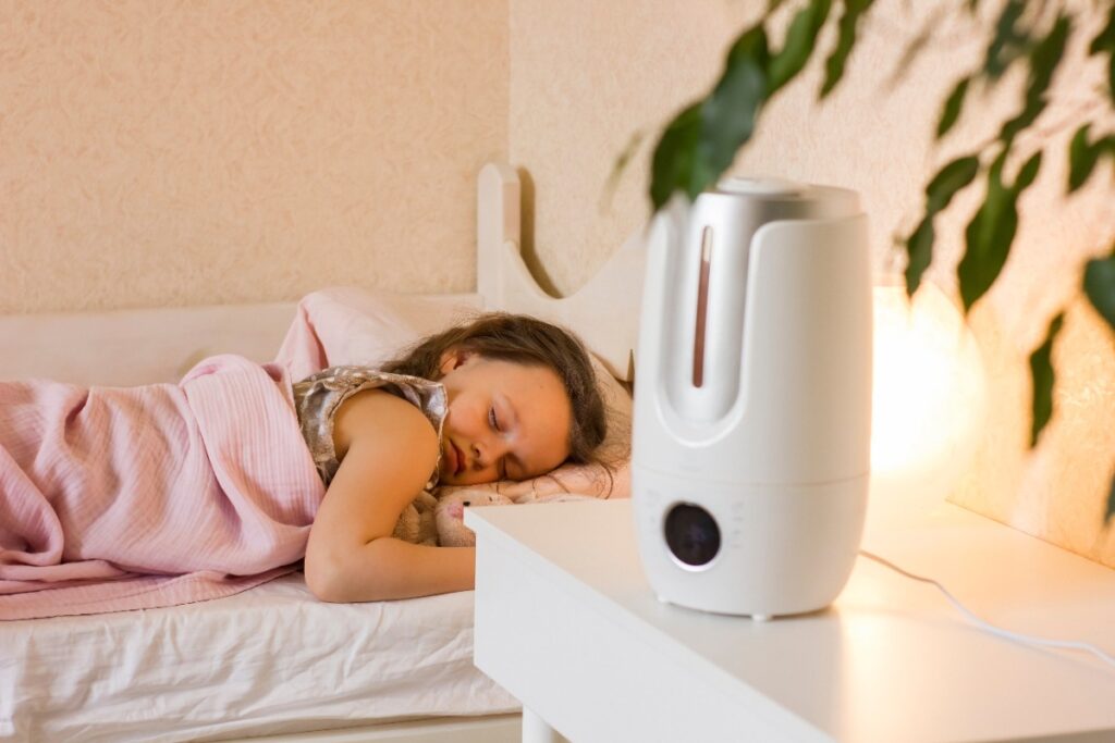 Un enfant endormi avec l'humidificateur allumé