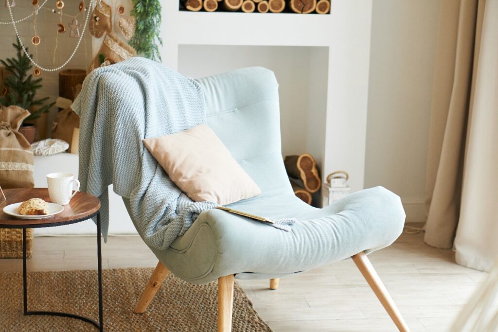 Un fauteuil avec une couverture et un fauteuil