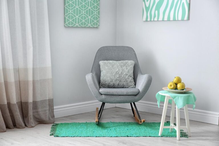 Un fauteuil à bascule confortable placé sur un tapis