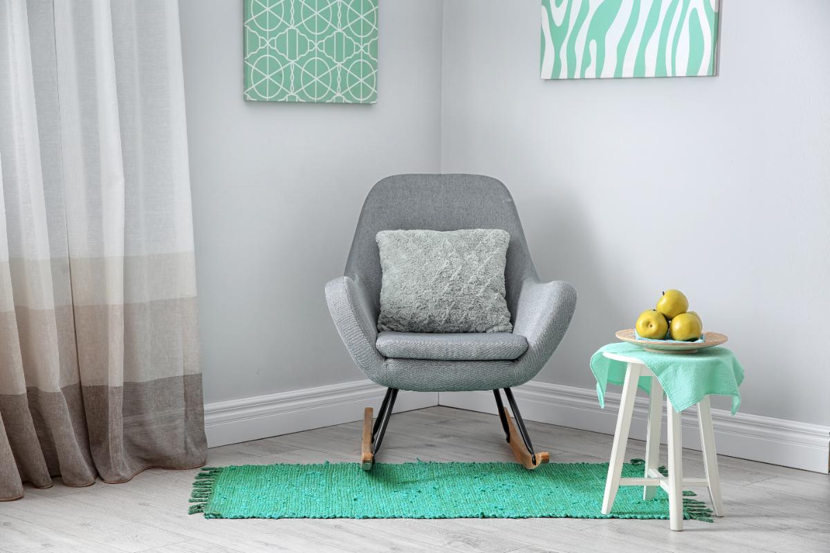 Un fauteuil à bascule confortable placé sur un tapis