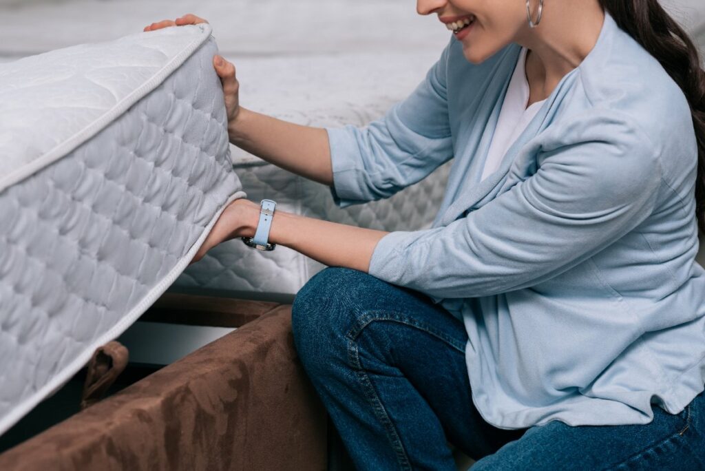 Une femme qui choisit un matelas