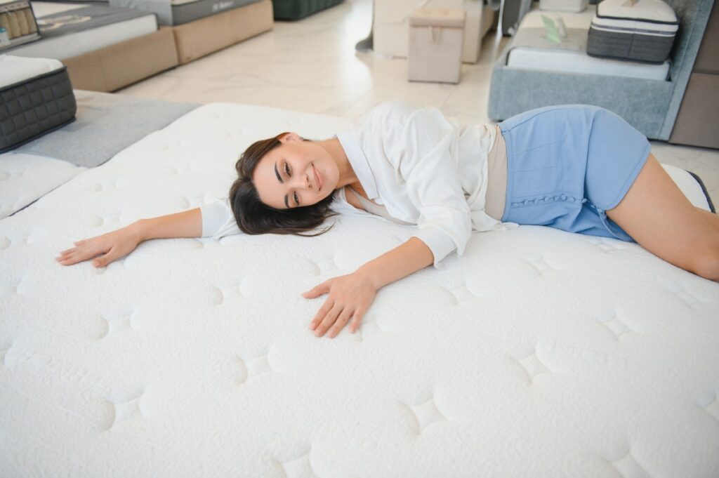 Une femme heureuse allongée sur un matelas