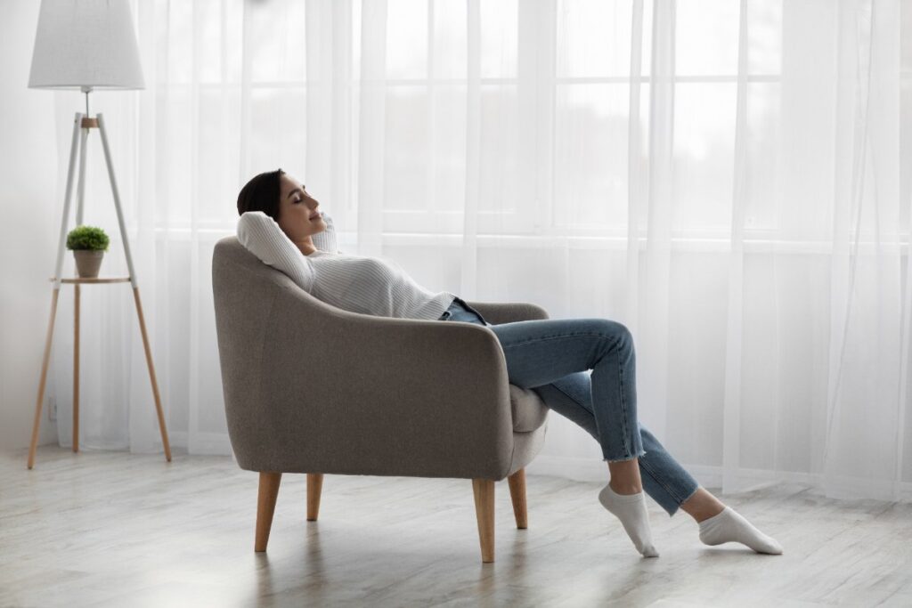 Une femme se relaxant sur un fauteuil