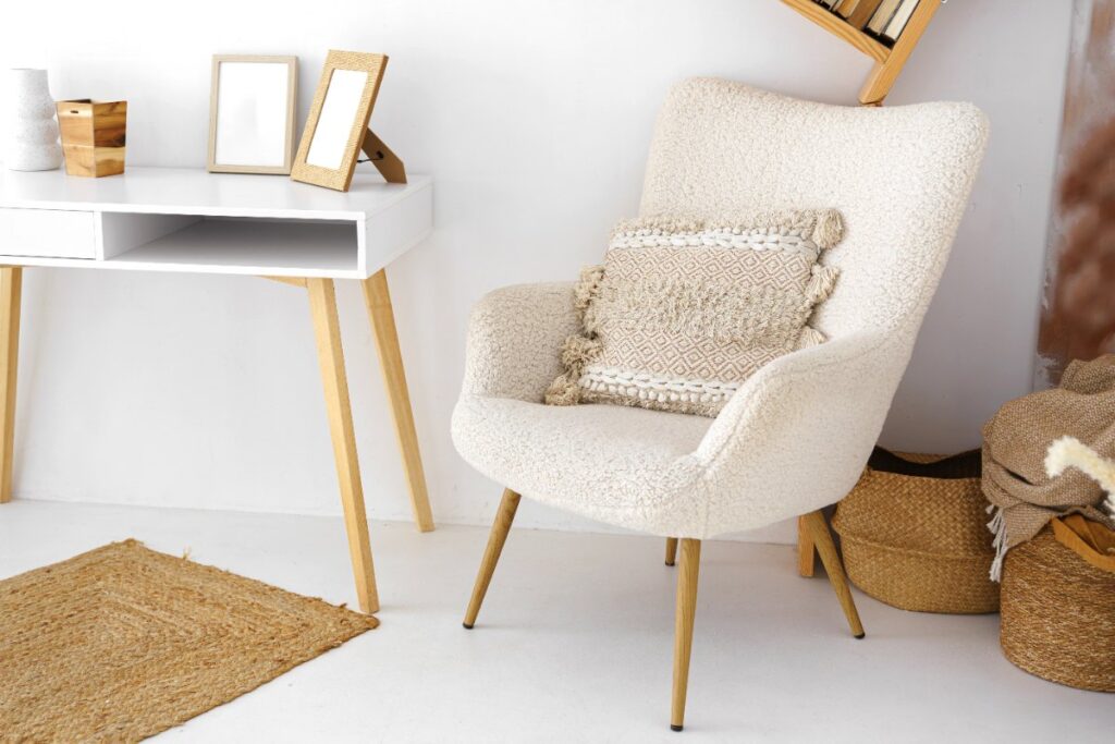 Intérieur cosy avec un fauteuil blanc élégant