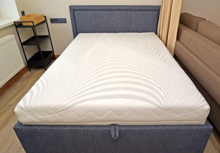 Un matelas abstraits à motifs ondulés dans une chambre