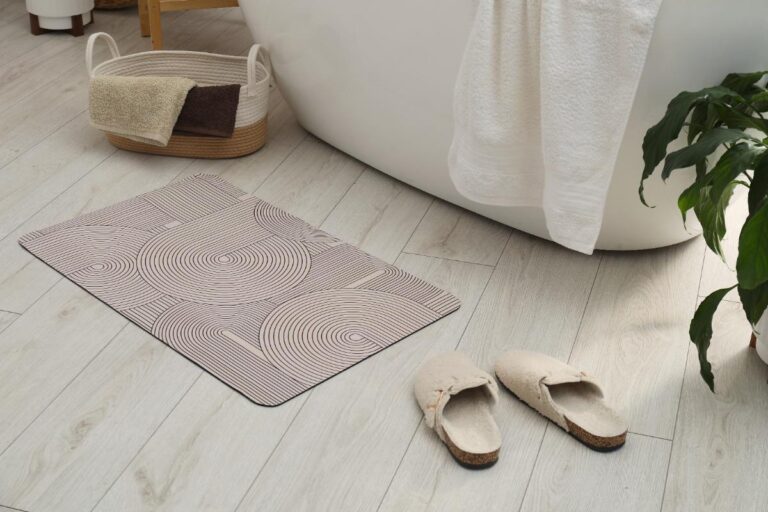 Un tapis de bain moderne sur le parquet