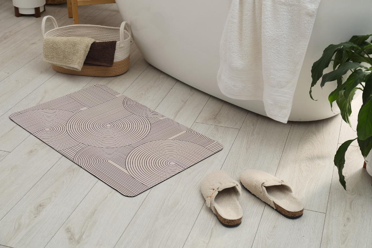 Un tapis de bain moderne sur le parquet