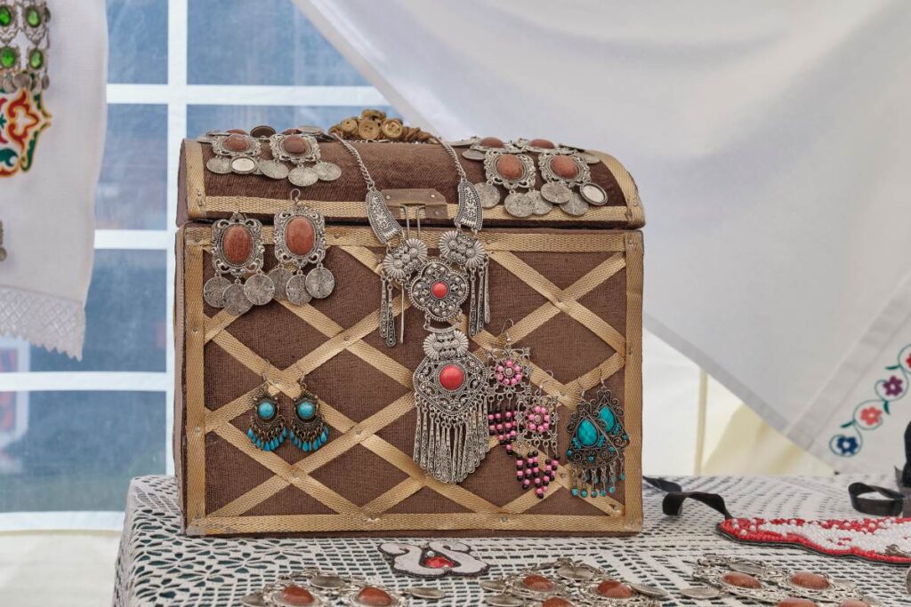 Une ancienne coffre vintage avec des bijoux traditionnels tatars