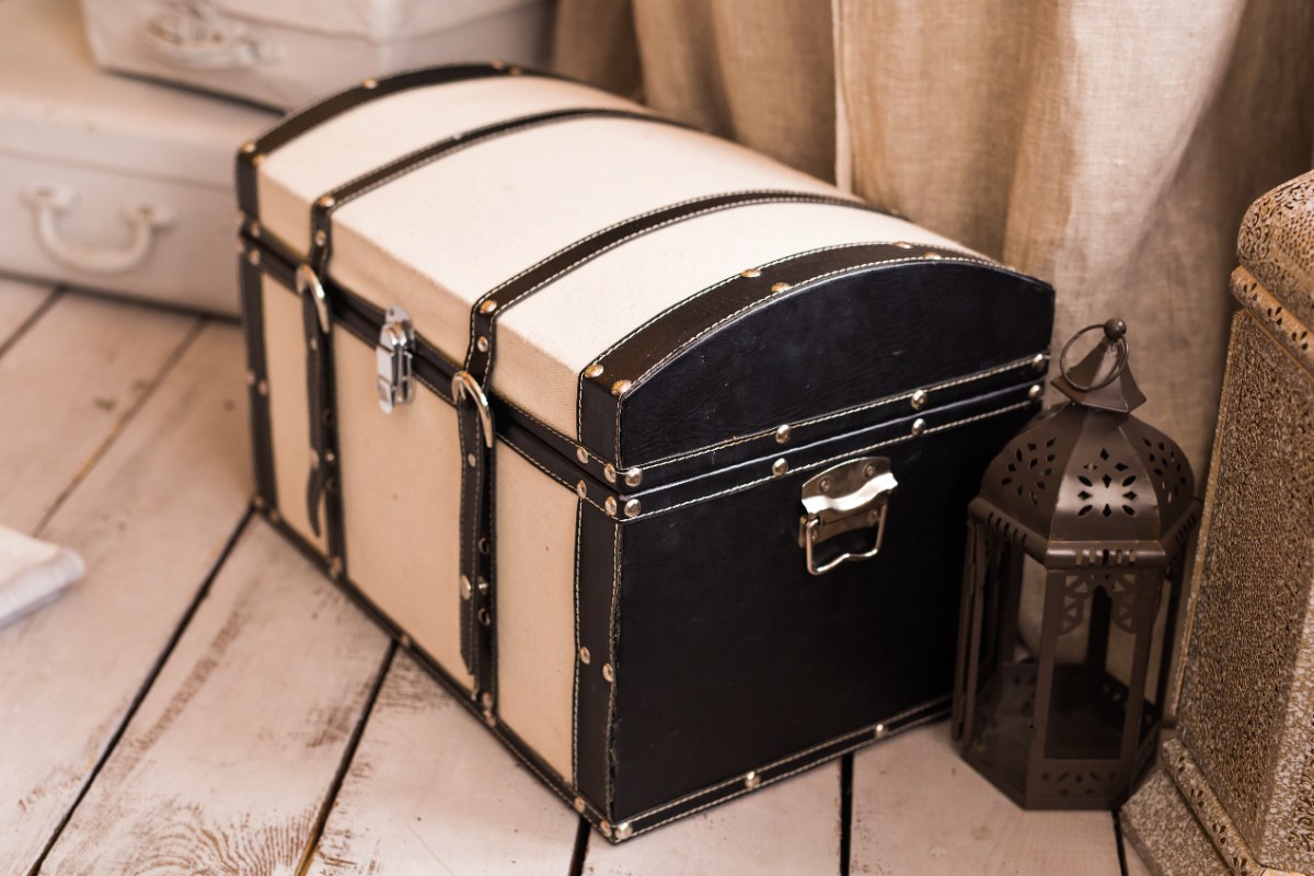 Un coffre à trésor ancien décoratif