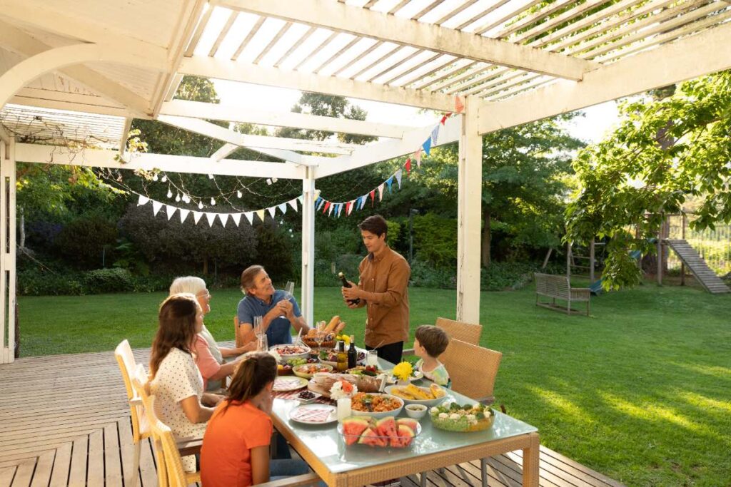Une famille réunit dans le jardin