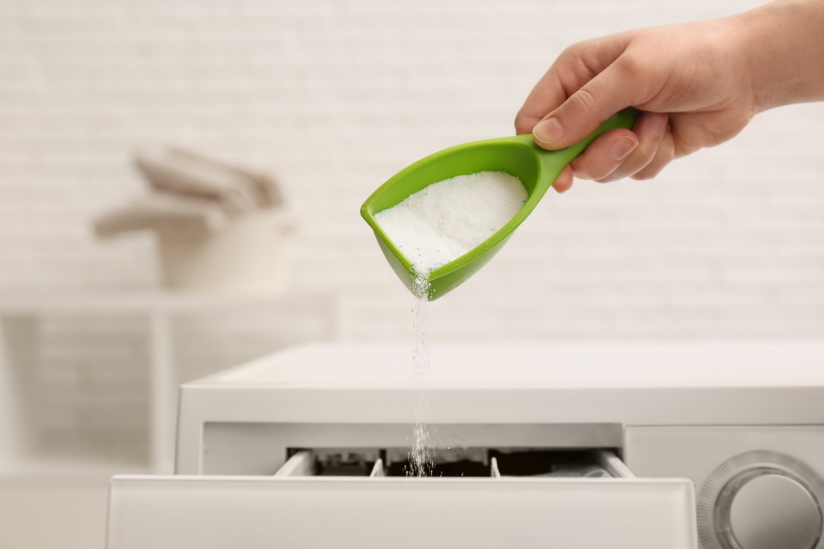 Main versant du sel dans le lave-vaisselle