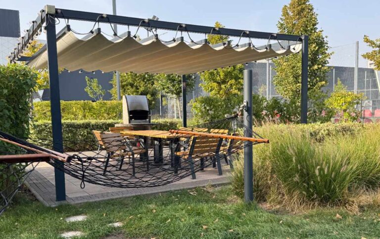 Un pergolas installé dans le jardin
