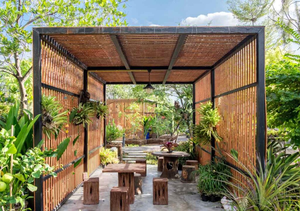 Une tonnelle en bois installée dans le jardin