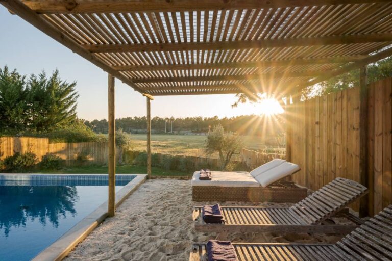 Pergola en bambou près d'une piscine