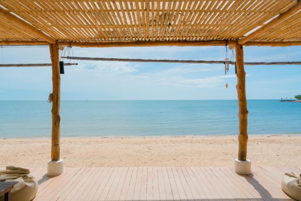 Une pergola en bambou sur la plage