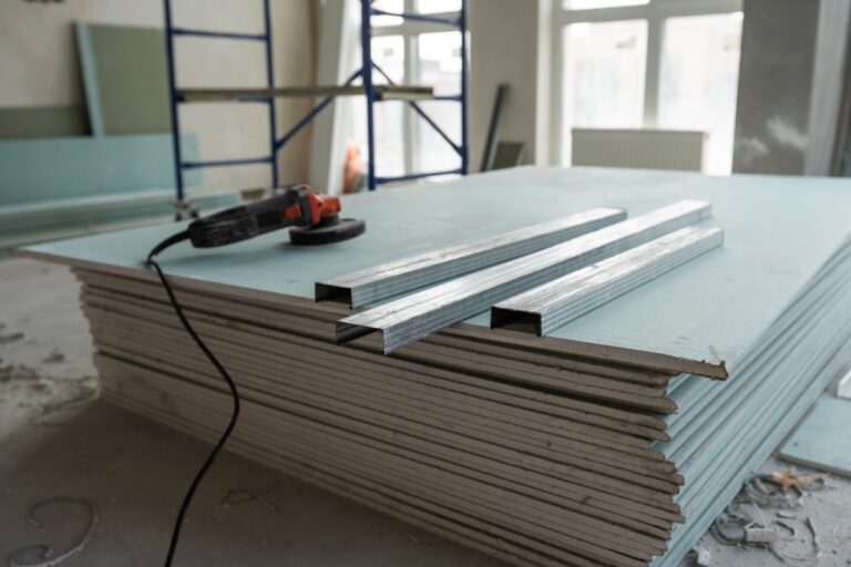 Piles de plaques de placo dans un bâtiment