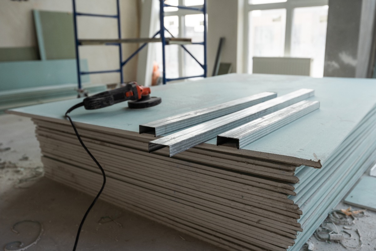 Piles de plaques de placo dans un bâtiment