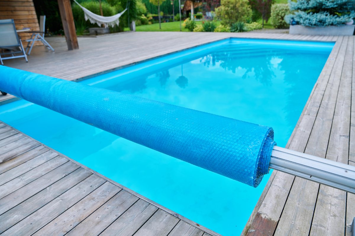 Une piscine avec une couverture sur une terrasse